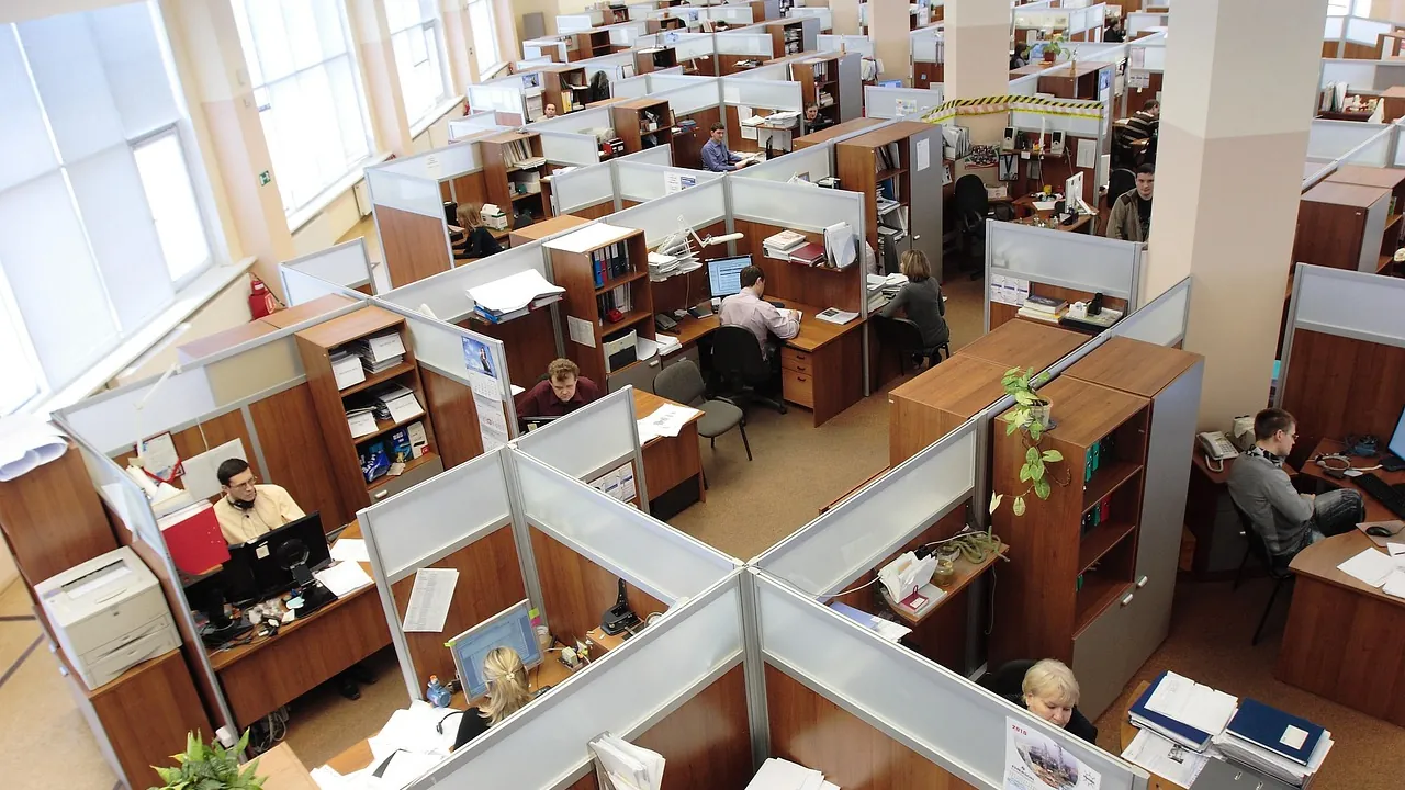 Un plateau de bureaux cloisonnés vu depuis l’étage